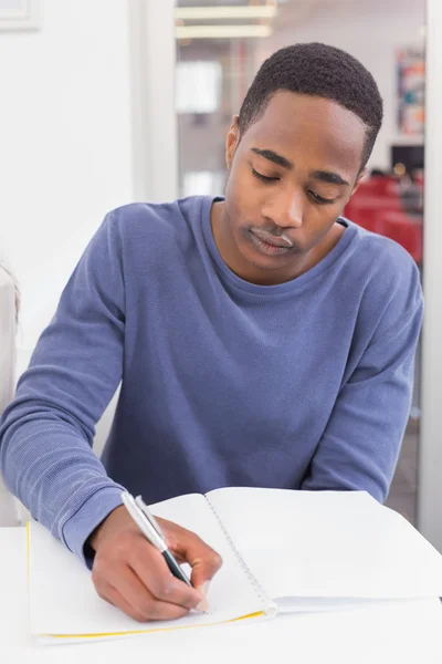 Studente prendere appunti in classe — Foto Stock