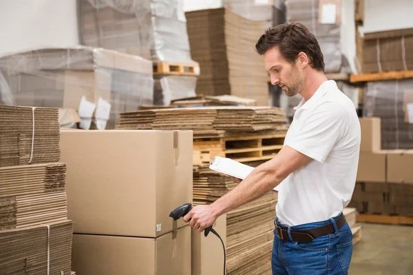 Pacchetto di scansione dei lavoratori nel magazzino — Foto Stock