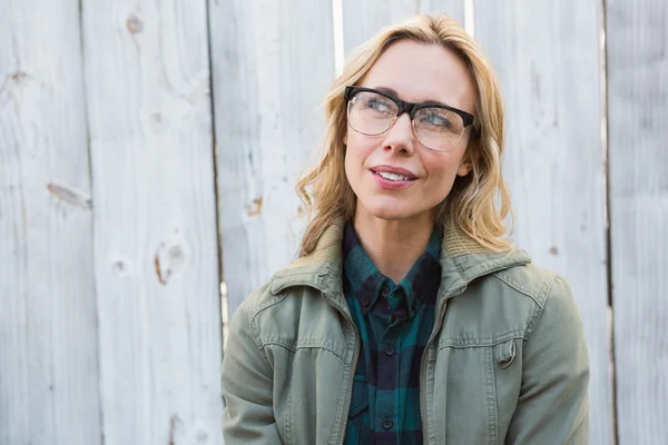 Blond i briller, poserende og tenkende – stockfoto