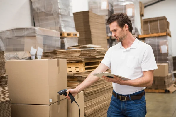 Worker scanning package in warehouse — Stock Photo, Image