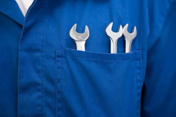 Mechaniker mit Schraubenschlüssel in der Tasche — Stockfoto
