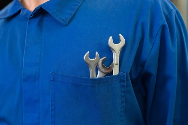 Mechaniker mit Schraubenschlüssel in der Tasche — Stockfoto