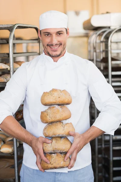 신선한 빵을 들고 웃는 베이커 — 스톡 사진
