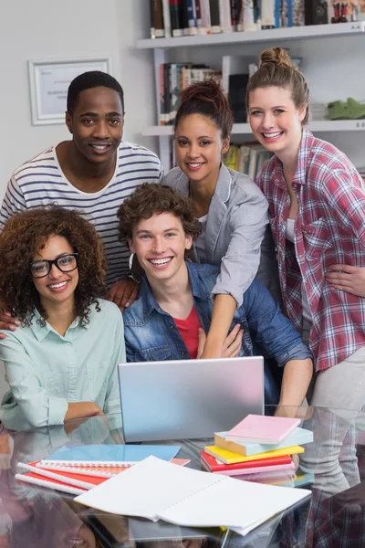 Estudiantes de moda trabajando en equipo — Foto de Stock