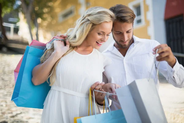 Coppia guardando acquisti di shopping — Foto Stock