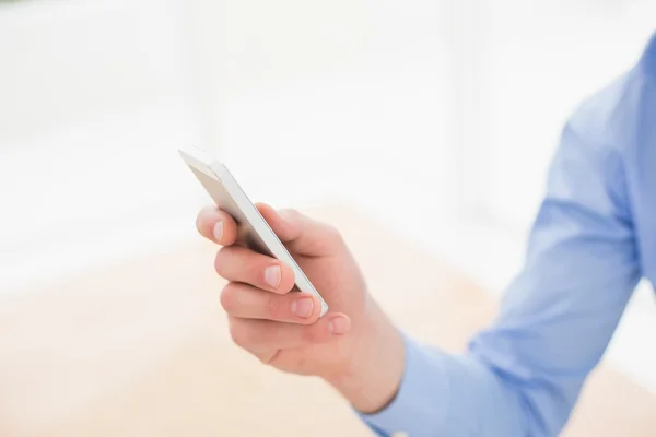 Geschäftsmann-SMS mit Smartphone — Stockfoto