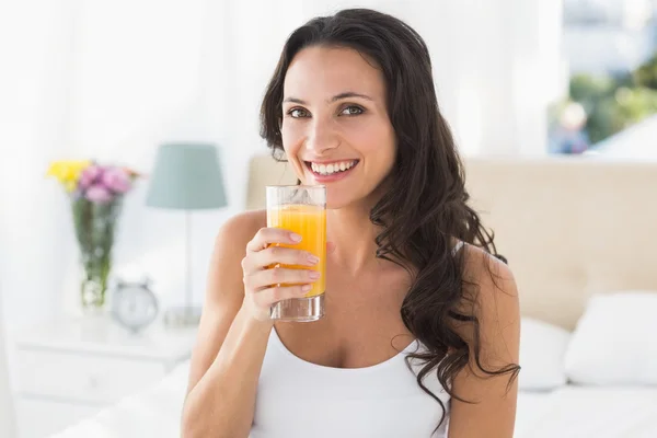 Morena teniendo vaso de naranja —  Fotos de Stock