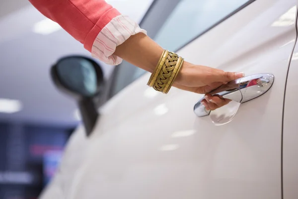 Femme tenant une poignée de porte de voiture — Photo