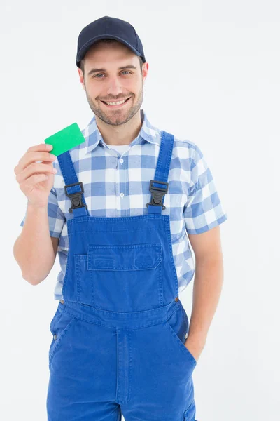 Genç tamirci holding yeşil kart — Stok fotoğraf