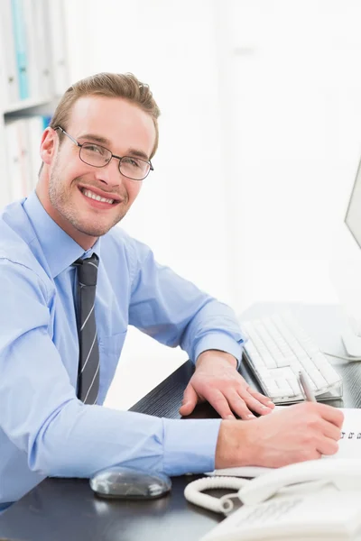 Hombre de negocios sonriente con gafas — Foto de Stock
