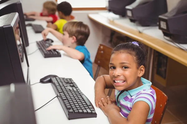 Nette Schüler im Computerunterricht — Stockfoto