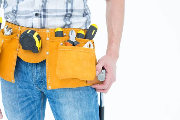 Técnico con cinturón de herramientas alrededor de la cintura — Foto de Stock