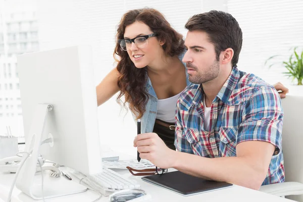 Mensen uit het bedrijfsleven met behulp van computer en digitizer — Stockfoto