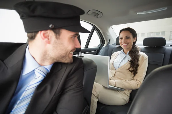 Joven mujer de negocios en el coche — Foto de Stock