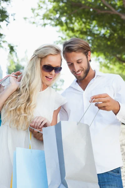 Paar kijken naar hun winkelen aankopen — Stockfoto