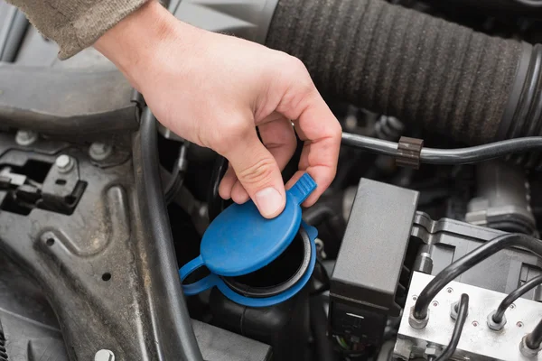 Homem verificando o motor de seu carro — Fotografia de Stock