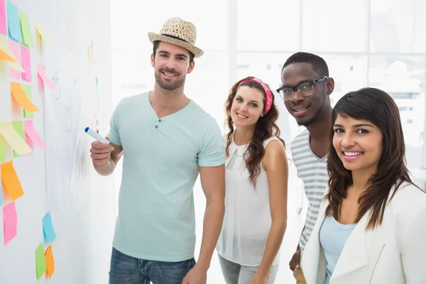 Alegre compañeros de trabajo de pie juntos — Foto de Stock