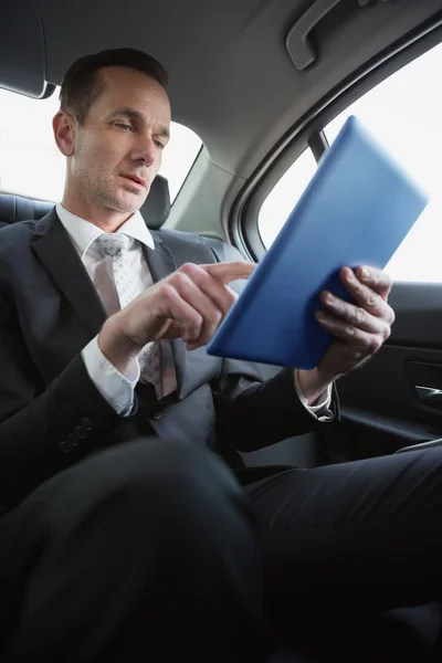 Schöner Geschäftsmann mit seinem Tablet-PC — Stockfoto