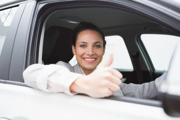 Glimlachende zakenvrouw geven duimen omhoog — Stockfoto