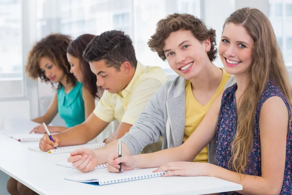 Studenti di moda che prendono appunti in classe — Foto Stock