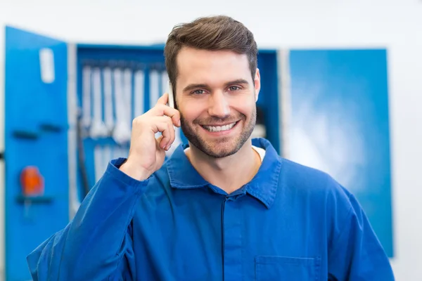 Uśmiechający się mechanik na telefon — Zdjęcie stockowe