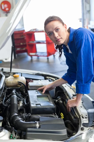 Mecánico examinando bajo el capó del coche — Foto de Stock