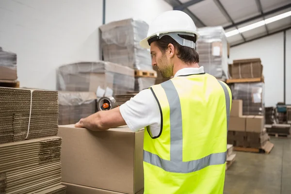 Magazijnmedewerker verzending voorbereiden — Stockfoto