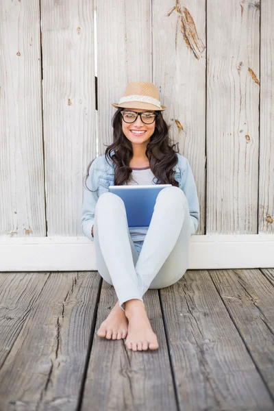 Hipster sitzt mit Tablet am Boden — Stockfoto