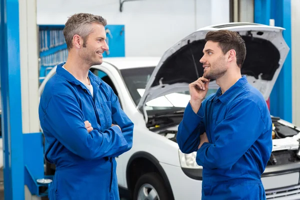 Equipo de mecánicos hablando juntos — Foto de Stock