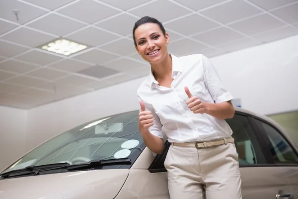 Mujer de negocios sonriente dando pulgares hacia arriba — Foto de Stock