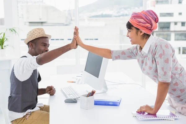 Lächelnde lässige Mitarbeiter High Fiving — Stockfoto