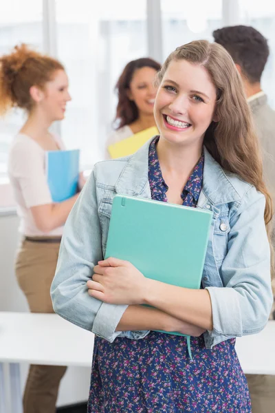 Estudante de moda sorrindo para a câmera — Fotografia de Stock