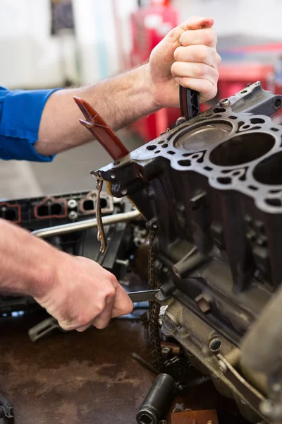 Mécanicien travaillant sur un moteur — Photo