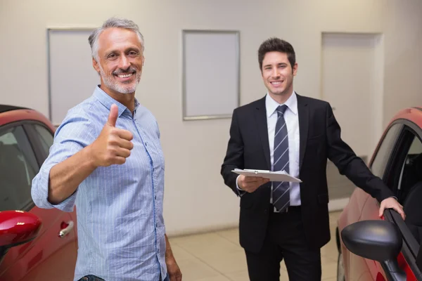 Lächelnder Kunde gibt Daumen hoch — Stockfoto