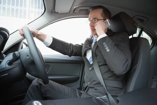 Konzentrierter Geschäftsmann am Telefon — Stockfoto