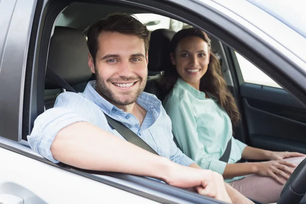 Joven pareja sonriendo a la cámara —  Fotos de Stock