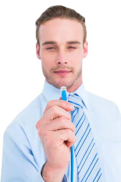 Lachende zakenman in shirt houden een kabel — Stockfoto