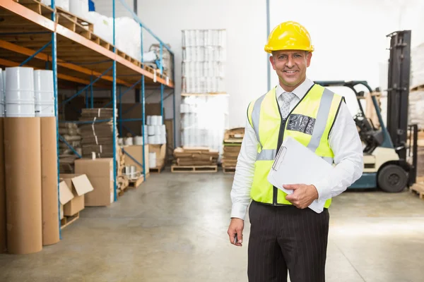 Warehouse manager holding clipboard — Stock Photo, Image