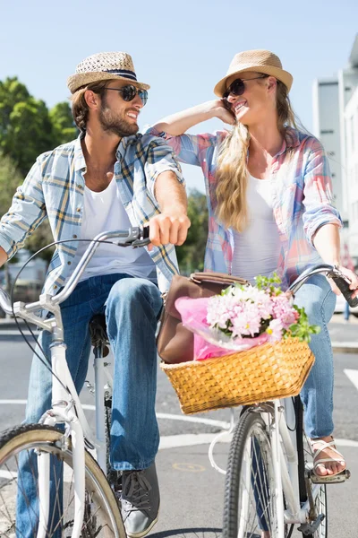 Casal atraente em um passeio de bicicleta — Fotografia de Stock
