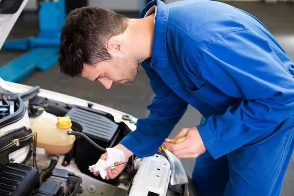 Mechanic olie testen in auto — Stockfoto