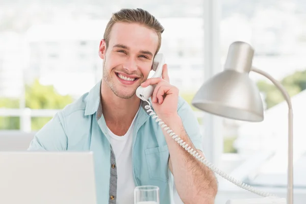 Lachende casual zakenman op telefoon — Stockfoto