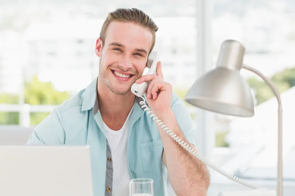 Sorrindo empresário casual no telefone — Fotografia de Stock