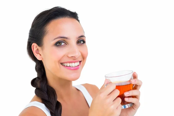 Bonita morena tomando una taza de té — Foto de Stock