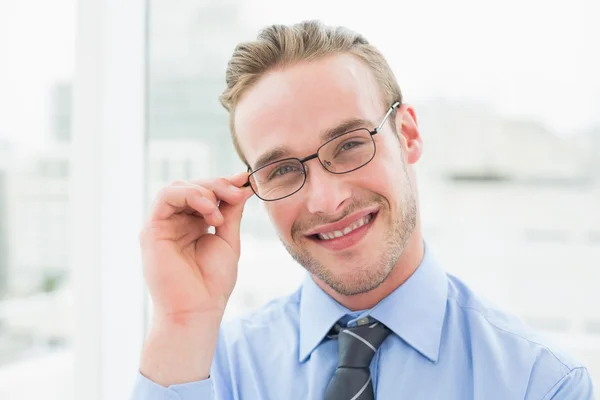 Lachende zakenman met een bril — Stockfoto