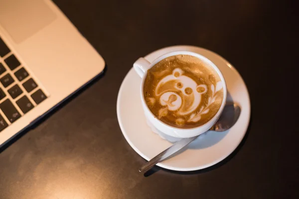 Projeto de urso em espuma de cappuccino — Fotografia de Stock