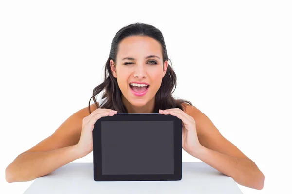 Mooie brunette gebruiken, tablet pc — Stockfoto