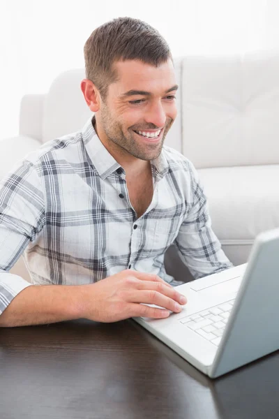 Hombre sonriente en un portátil Fotos De Stock