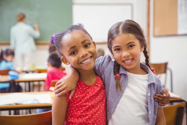 Schattig leerlingen glimlachen op camera in klas — Stockfoto