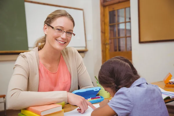 Ganska läraren hjälper eleven i klassrummet — Stockfoto