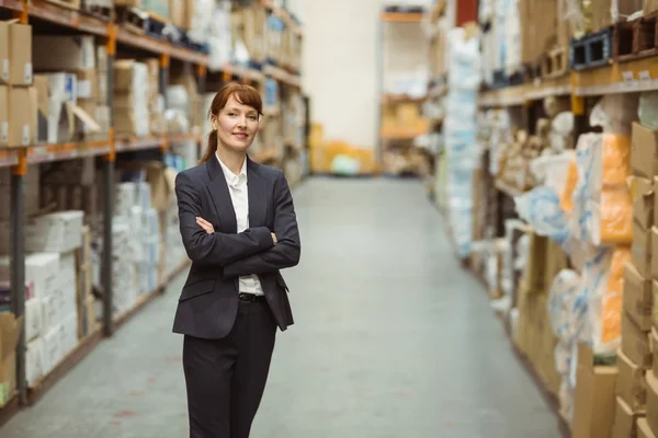 Mooie magazijnbeheerder glimlachen — Stockfoto